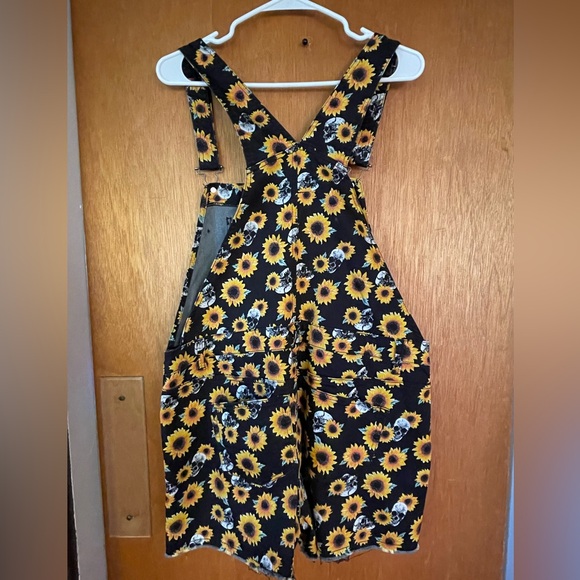 HT denim shortall skull and sunflower print size XL w/ pockets & frayed hem - Picture 7 of 7